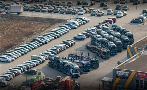Automobilių pardavimo aikštelės nuotrauka su naujais ir naudotais automobiliais