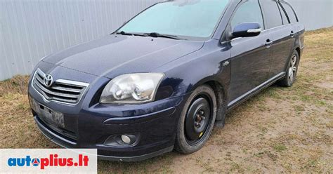Vaizdas į Toyota Avensis automobilį iš priekio