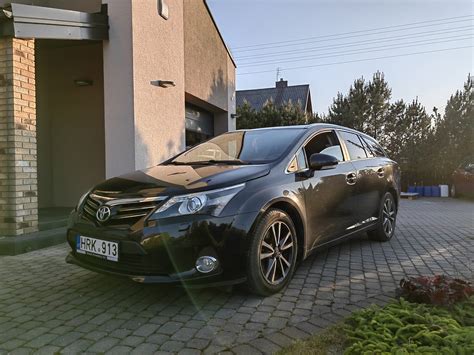 Vaizdas į Toyota Avensis automobilio saloną