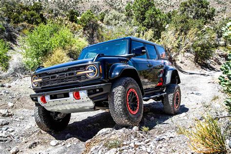 Ford Bronco Raptor važiuojantis bekele
