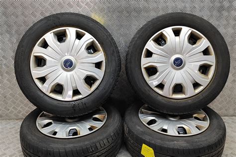 Nuotrauka, kurioje matomas skirtingų Ford Transit ratlankių dizainas