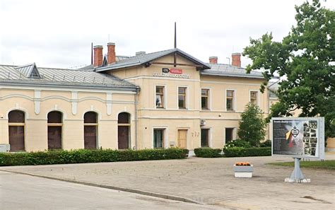 Žurnalistas bando atsukti geležinkelio bėgio varžtą