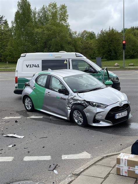 nuotrauka: automobilis ir dviratis sankryžoje