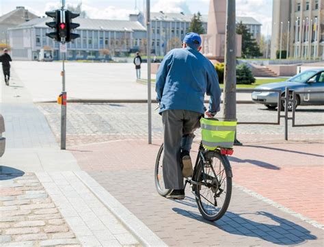 teminė nuotrauka: dviratininkas važiuojantis per pėsčiųjų perėją