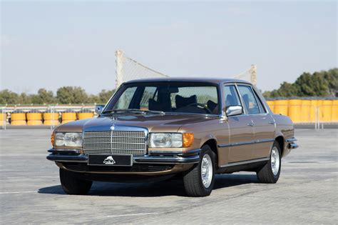 Nuotrauka, vaizduojanti Mercedes-Benz W116 450 SEL 6.9, pabrėžiant jo prabangą ir galią.