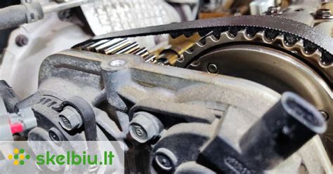 Automobilių serviso mechanikas keičia variklio diržą