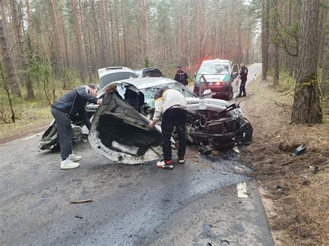 BMW automobilio avarijos nuotrauka, stipriai sumaitotas automobilis po susidūrimo su medžiu
