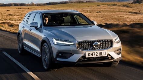 Volvo V60 Cross Country nuotrauka bekelėje