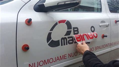 Nuotrauka, iliustruojanti lipduką su degalų rekomendacijomis prie automobilio degalų įpylimo angos.