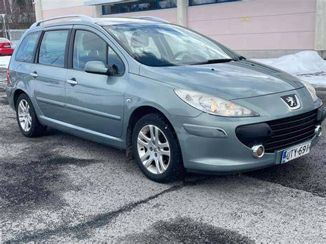 Infografika: dažų naudojimo procesas Peugeot 307 kėbului
