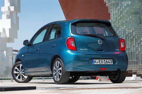 Nissan Micra modelių kartų evoliucijos infografika
