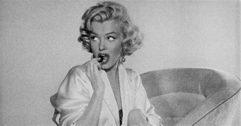 Marilyn Monroe nuogumo scena baseine