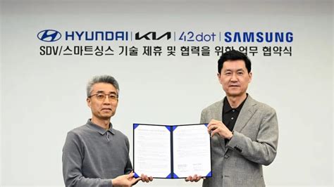 Teminė nuotrauka su Kia ir Hyundai logotipais