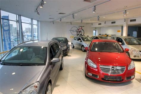 Tematinė nuotrauka, vaizduojanti derybas automobilių salone