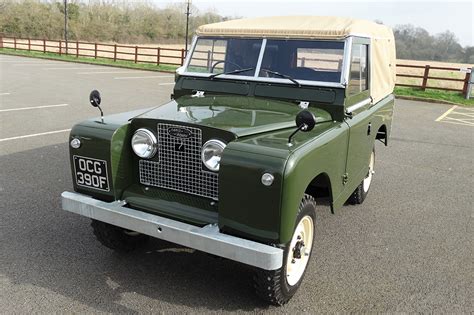 Land Rover Series II automobilio nuotrauka su būdingu dizainu
