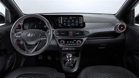 Hyundai i10 interjeras, pabrėžiant minimalizmą ir funkcionalumą