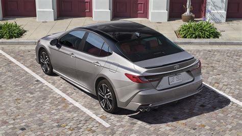 Nuotrauka: „Toyota Camry“ automobilio profilis, pabrėžiantis jo aptakias linijas