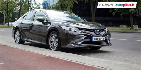 Retro nuotrauka: Pirmosios kartos „Toyota Camry“ modelis