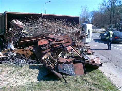 Sunkvežimis su pakrautu metalo laužu
