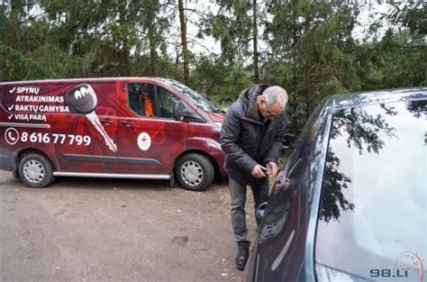 Nuotrauka, vaizduojanti užšalusį automobilio spynos mechanizmą
