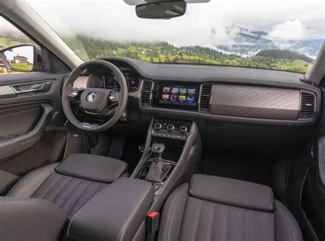 Skoda Rapid interjeras su erdviais sėdynių tarpais ir bagažinės talpa