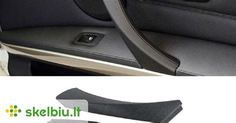 BMW E60 keleivio pusės panelės vaizdas su išimtu kilimėliu, parodantis prieigą prie ventiliatoriaus