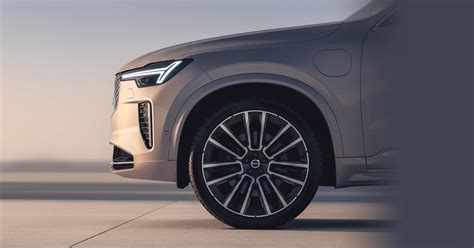 Antros kartos Volvo XC90 interjeras su minimalistiniu dizainu ir erdvia bagažine