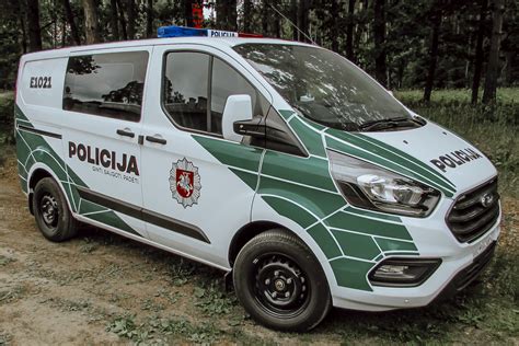 Nuotrauka: policijos automobiliai ir apgadintas automobilis prie medžio