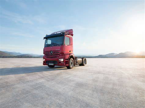 Infografika, vaizduojanti įvairias „Mercedes-Benz Trucks“ skaitmenines paslaugas ir jų naudą