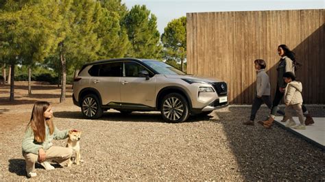 Nissan X-Trail salono vaizdas su nauju vairu ir prietaisų skydeliu
