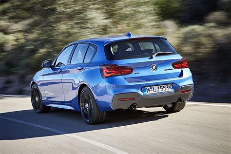 BMW 1 serijos F40 modelio nuotrauka, išryškinanti šiuolaikinį dizainą