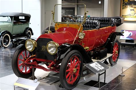 Nuotrauka, iliustruojanti senovinio automobilio restauracijos procesą