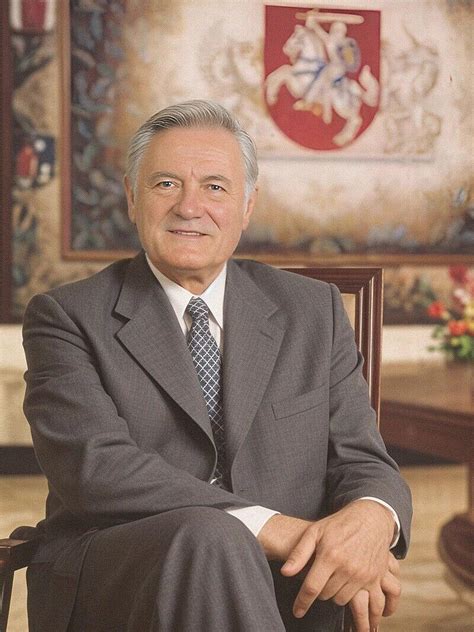 Valdas Adamkus sveikina 