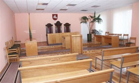 nuotrauka, vaizduojanti teismo salę arba teisingumo simbolius