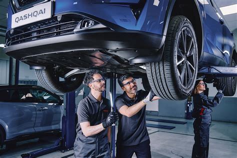 automobilis pakeltas ant keltuvo, po ratu atramos