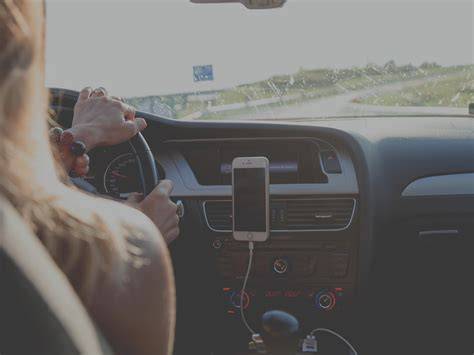 Teminė nuotrauka: žmogus, sėdintis prie užrakinto automobilio vairo ir bandantis jį atrakinti