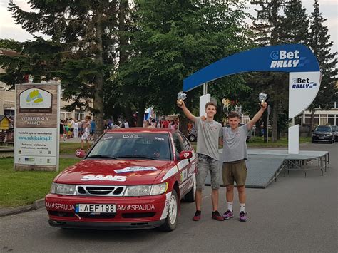 apdovanojimų podiumas su ralio lenktynininkais