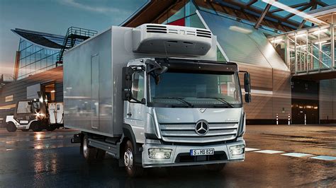 Mercedes-Benz Atego teminis nuotraukų koliažas: sunkvežimis mieste, techninės schemos, interjeras