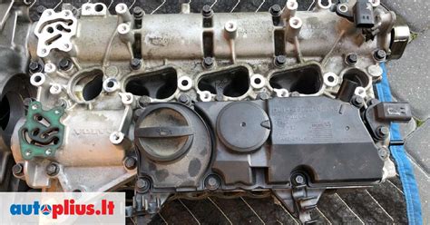 Detalė, vaizduojanti Volvo S60 variklio apsaugą, pagamintą iš tvirto metalo, su milteliniu dažymu.