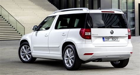 The Skoda Yeti driving on an urban road