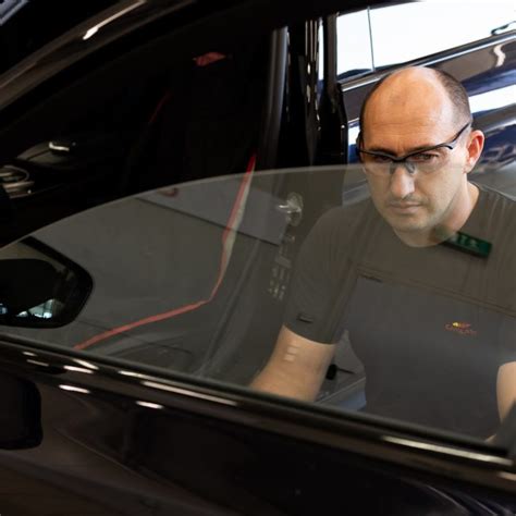 automobilio galinio stiklo pažeidimas