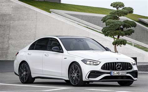 Lentelė su pagrindiniais techniniais „Mercedes-Benz C 180“ rodikliais: variklio darbinis tūris, arklio galios, sukimo momentas ir kuro sąnaudos.