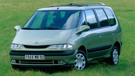 „Renault Espace 3“ variklio skyriaus nuotrauka su generatoriaus diržo įtempėju