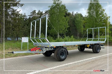 Tematinė nuotrauka su priekaba, pilna rulonų, lauke