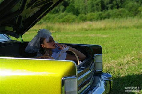 jaunavedžiai prie vestuvinio automobilio
