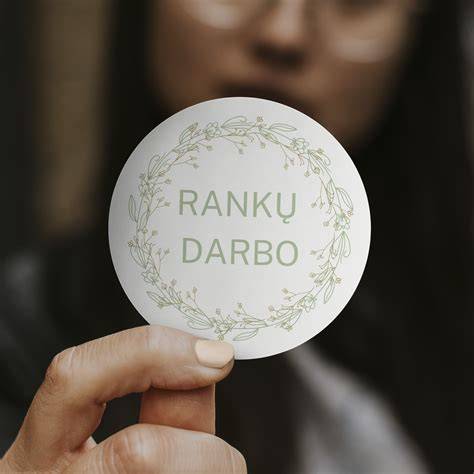 Tematinė nuotrauka: atviras senovinis rankų darbo įrišimas arba knygrišio įrankiai