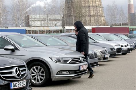 Teminė nuotrauka: auto ekspertas, atliekantis automobilio apžiūrą