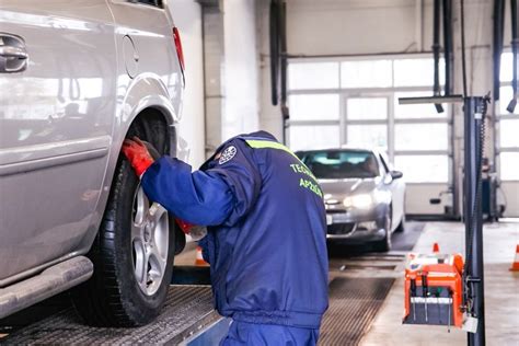 Automobilio salono ir techninės apžiūros iliustracija