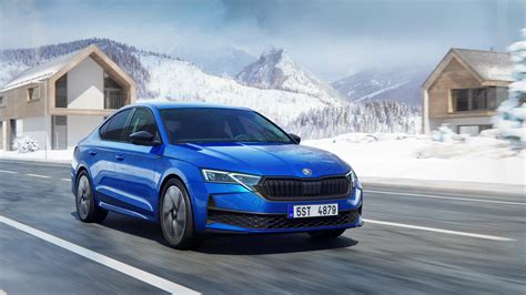 Škoda Octavia su žemu klirensu važiuojanti prastu keliu